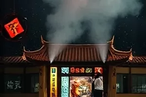 雾港夜航剧照：雨夜码头集装箱与摇晃的黄色警示灯