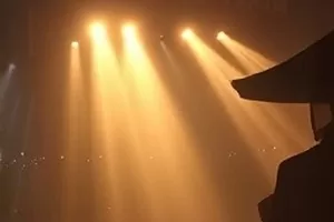 一碗热闹封面：夜市摊冒着热气的汤锅与排队的塑料凳
