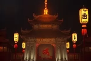 第七码头剧照：拆迁办公室内摊开的老旧合同与台灯